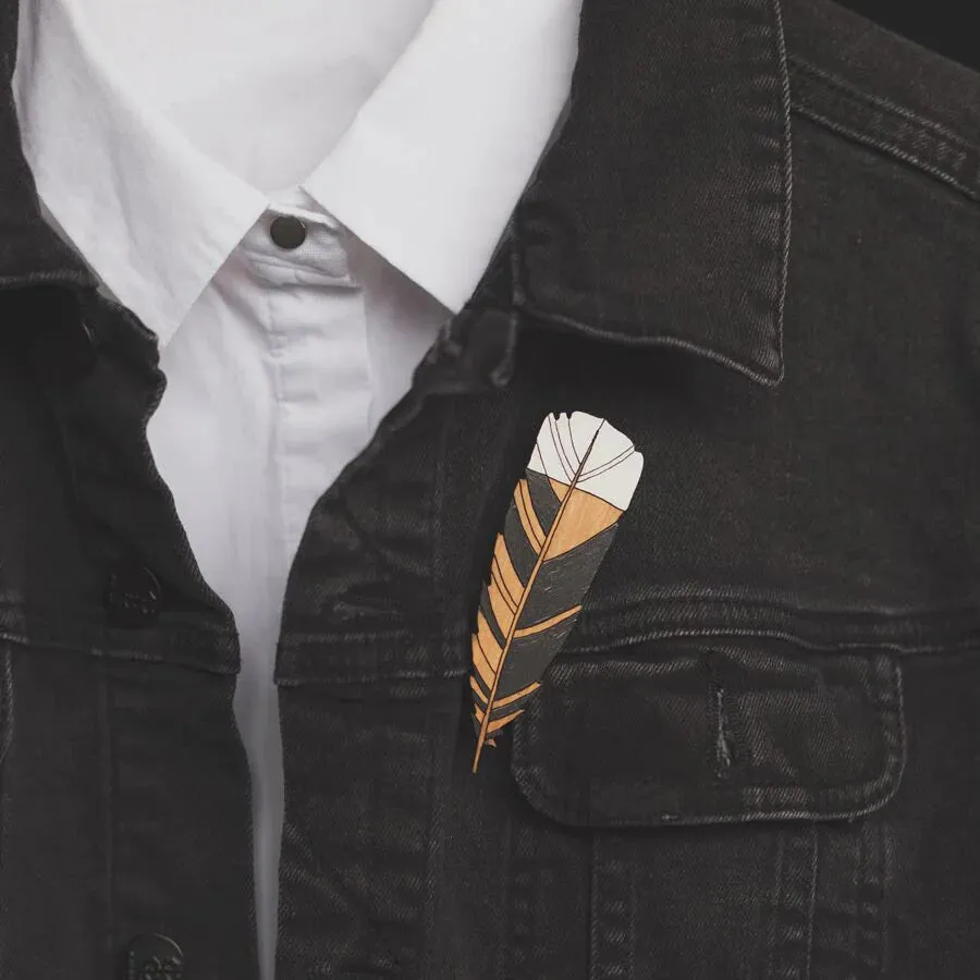 Natty Huia Feather Rimu Brooch - Large J16